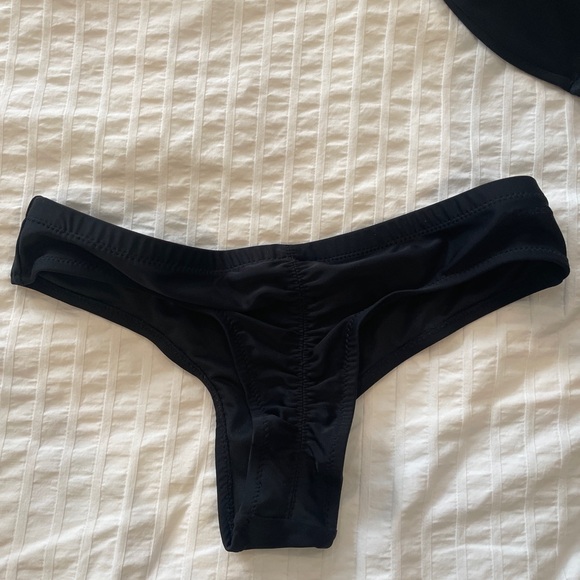 Black Volcom bikini - Picture 4 of 6